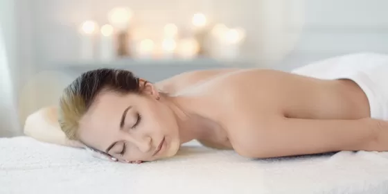 Релаксуючий масаж для неї